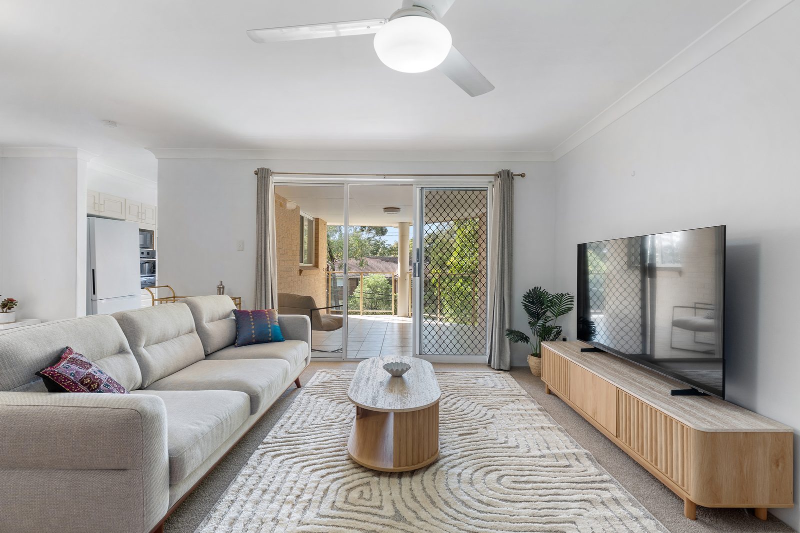 Top-Floor Apartment Near Sutherland Station — photo 2