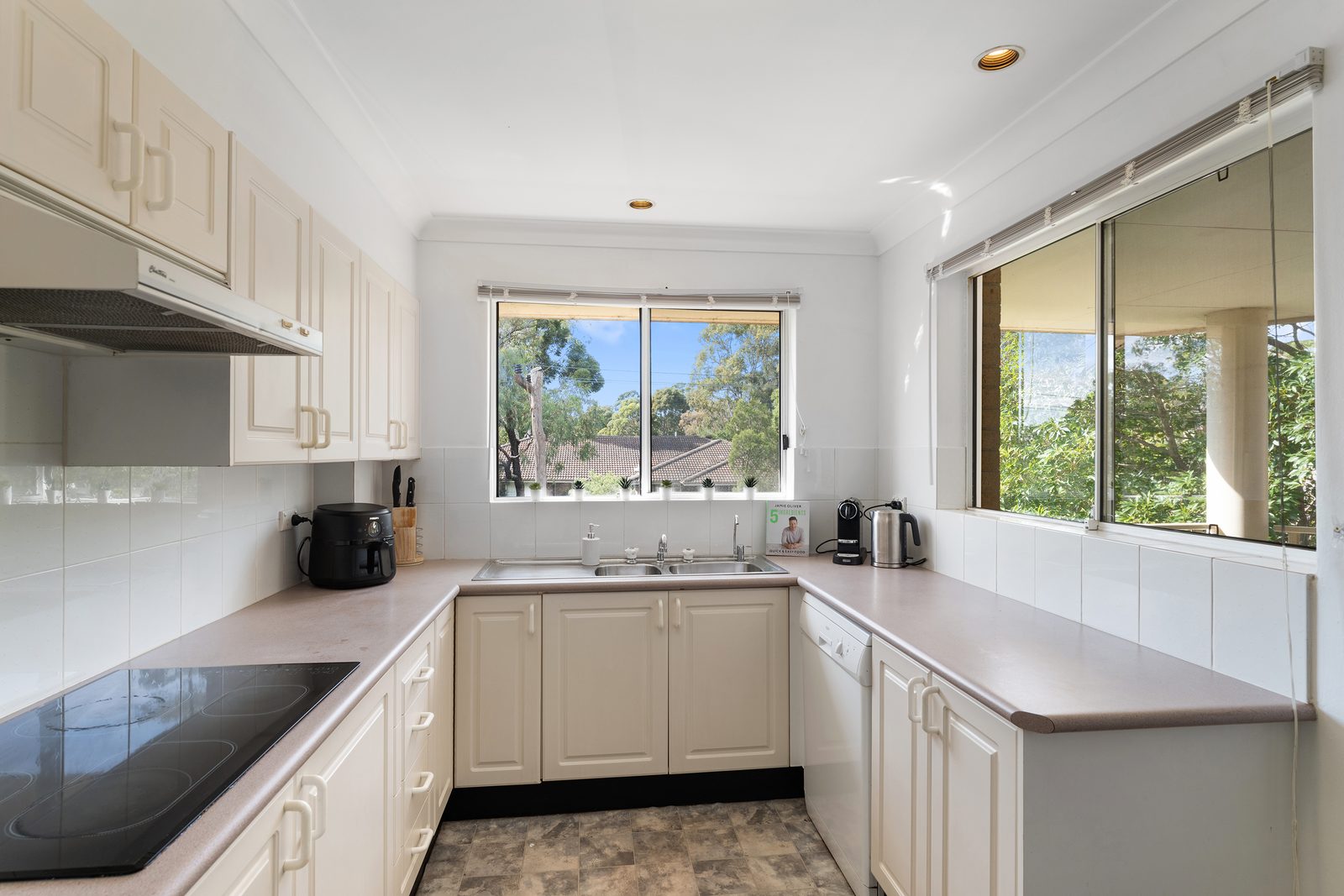 Top-Floor Apartment Near Sutherland Station — photo 4