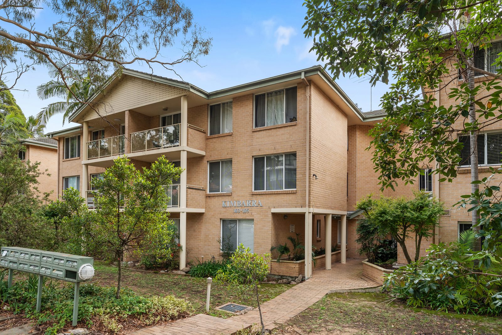 Top-Floor Apartment Near Sutherland Station — photo 7
